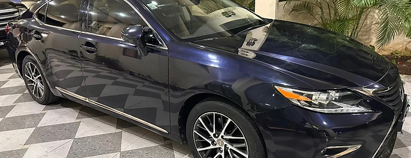Lexus ES azul-escuro da frota própria da Costa Phoebe, em Luanda