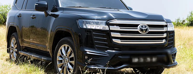 Toyota Land Cruiser 300 preto da frota própria da Costa Phoebe, em Luanda
