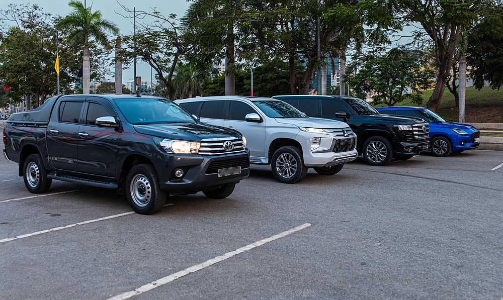Mitsubishi Pajero Sport, Toyota Land Cruiser 300 e Suzuki Swift da frota da Costa Phoebe em Luanda