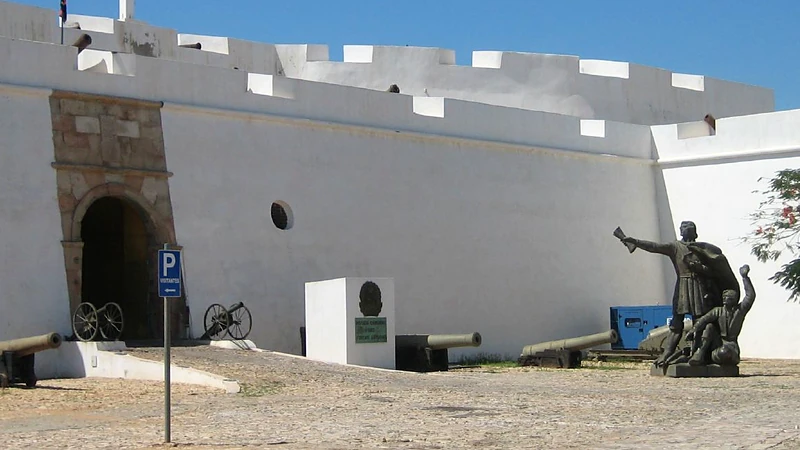 Fortaleza de São Miguel, Luanda: muralha branca, portão de pedra e canhões