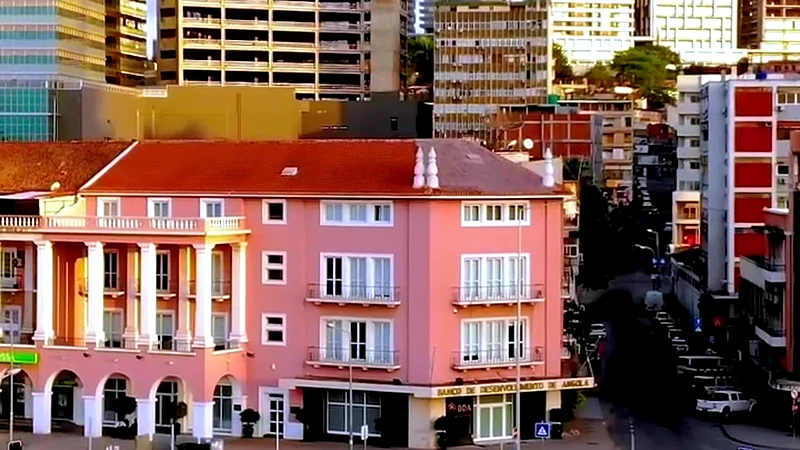 Marginal de Luanda: o edifício rosa do BDA e as torres da baía