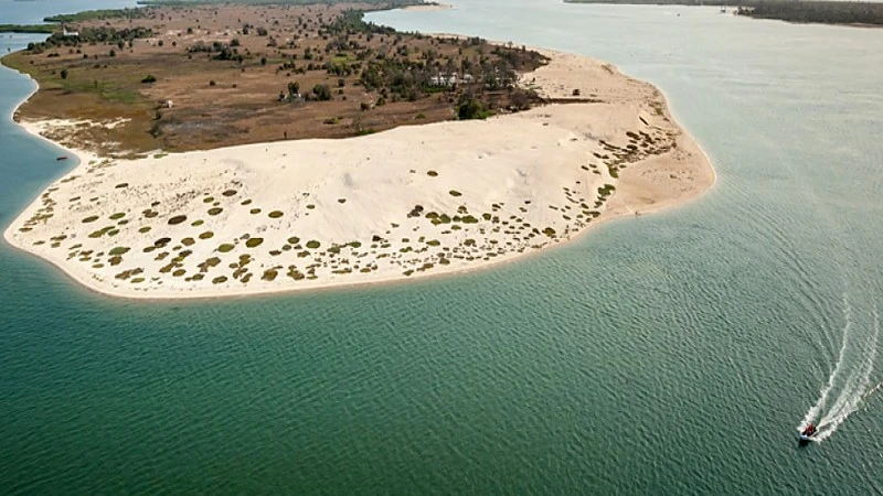 Ilha do Mussulo vista de cima: banco de areia branca e água turquesa